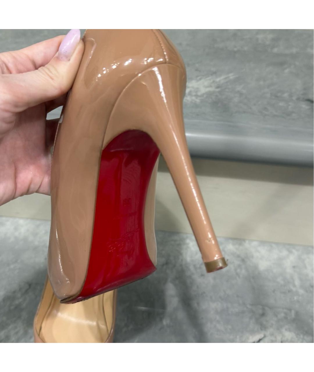 CHRISTIAN LOUBOUTIN Бежевые туфли из лакированной кожи, фото 7