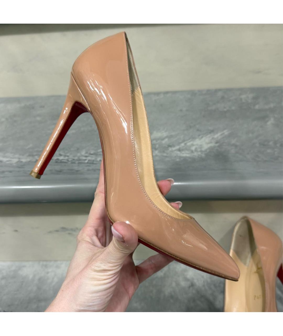 CHRISTIAN LOUBOUTIN Бежевые туфли из лакированной кожи, фото 5