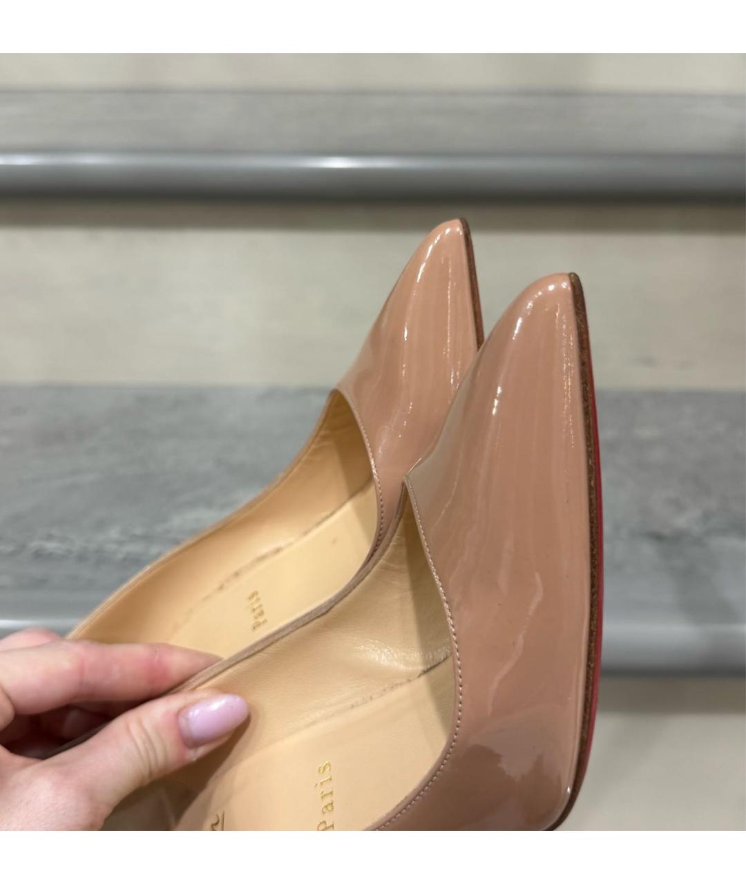 CHRISTIAN LOUBOUTIN Бежевые туфли из лакированной кожи, фото 6