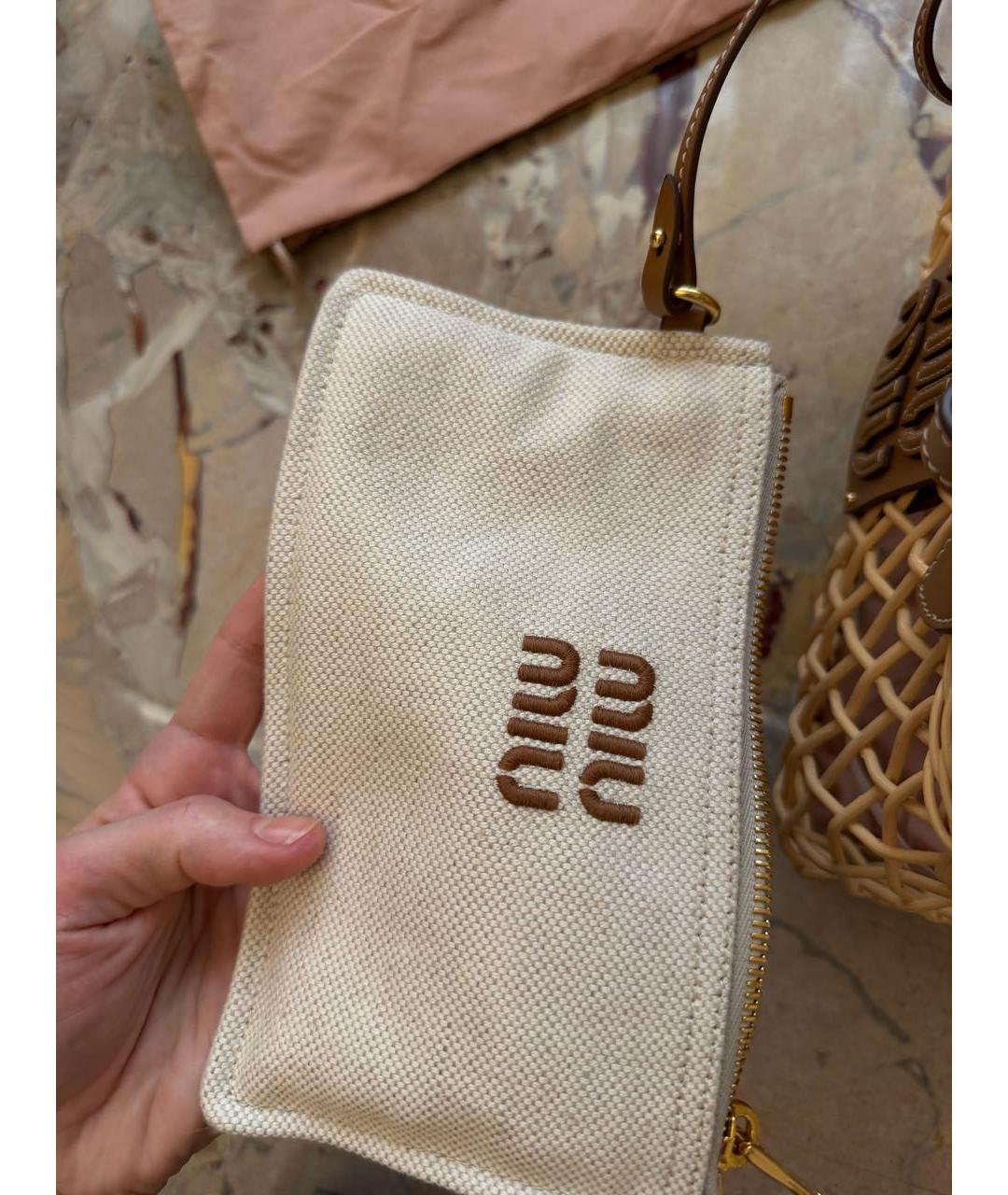 MIU MIU Бежевая пелетеная сумка с короткими ручками, фото 7