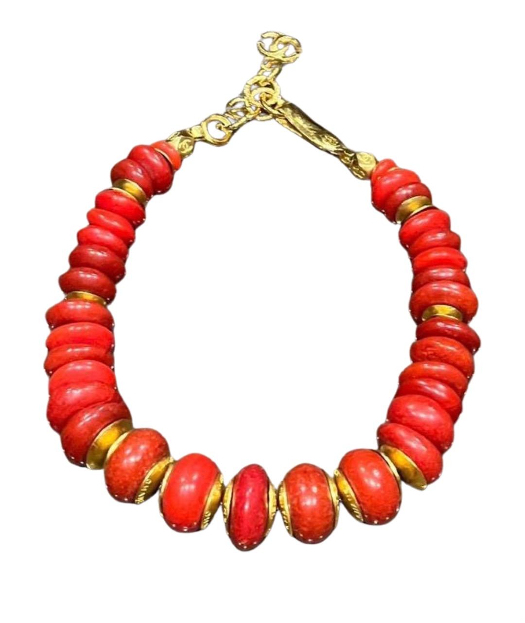 CHANEL Красное пластиковое колье, фото 1