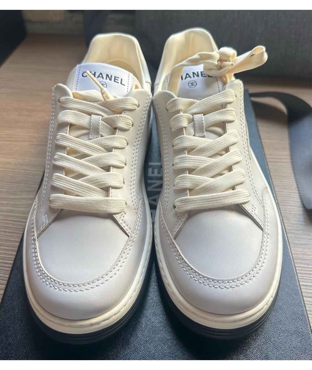 CHANEL Белые кожаные кроссовки, фото 2