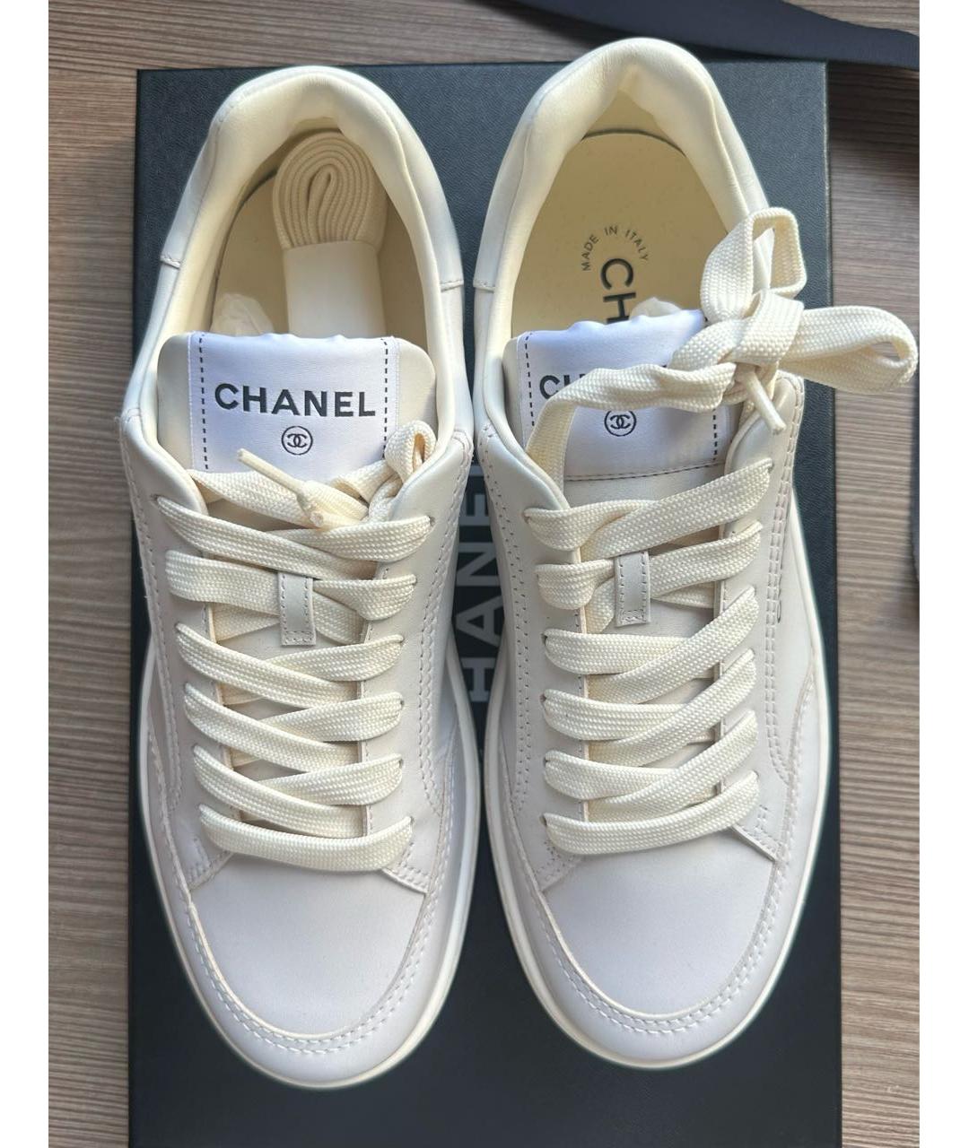CHANEL Белые кожаные кроссовки, фото 3