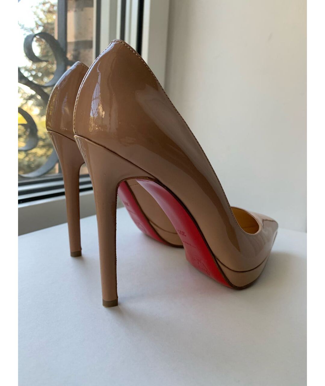 CHRISTIAN LOUBOUTIN Бежевые туфли из лакированной кожи, фото 4