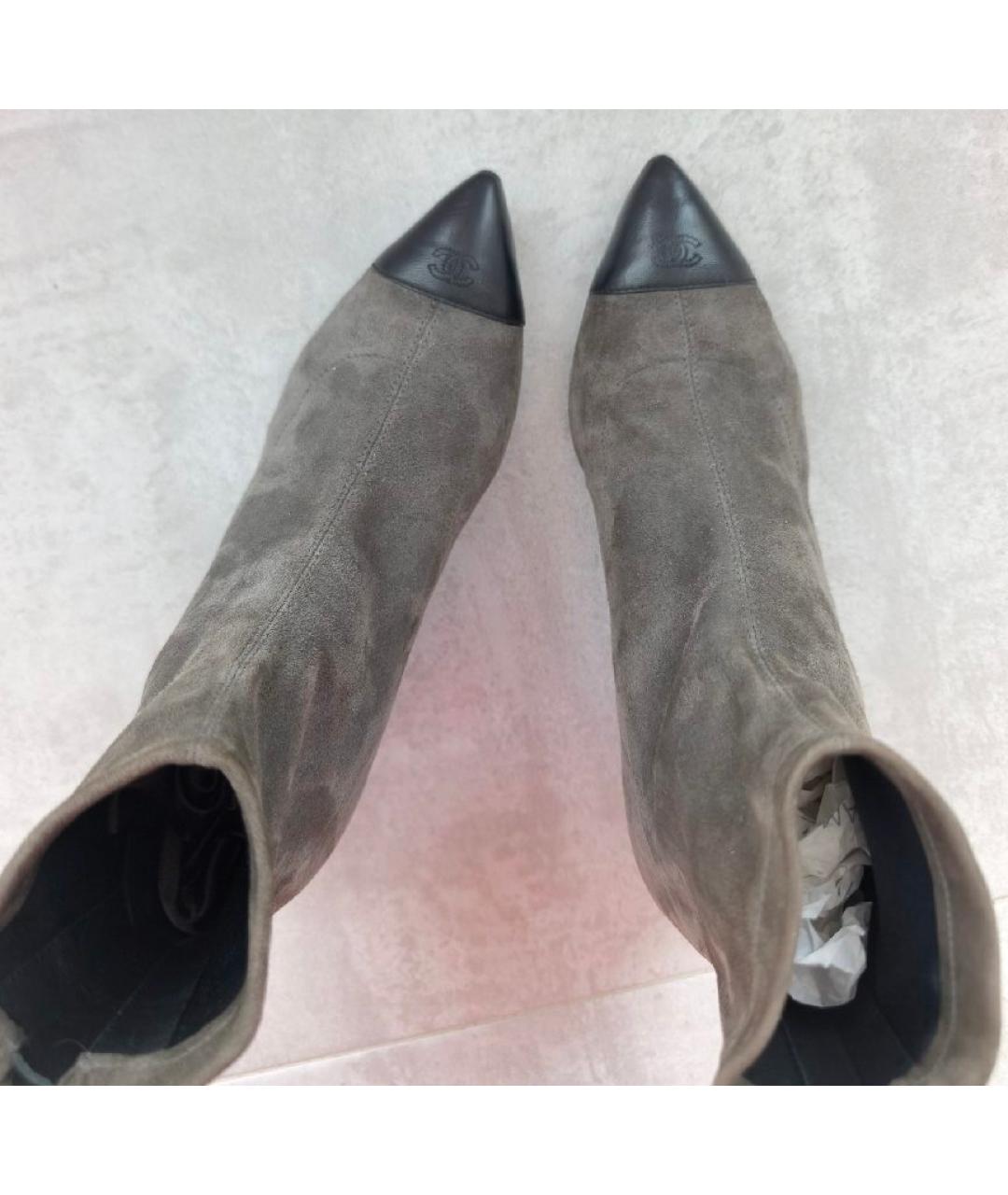 CHANEL Серые замшевые ботильоны, фото 3