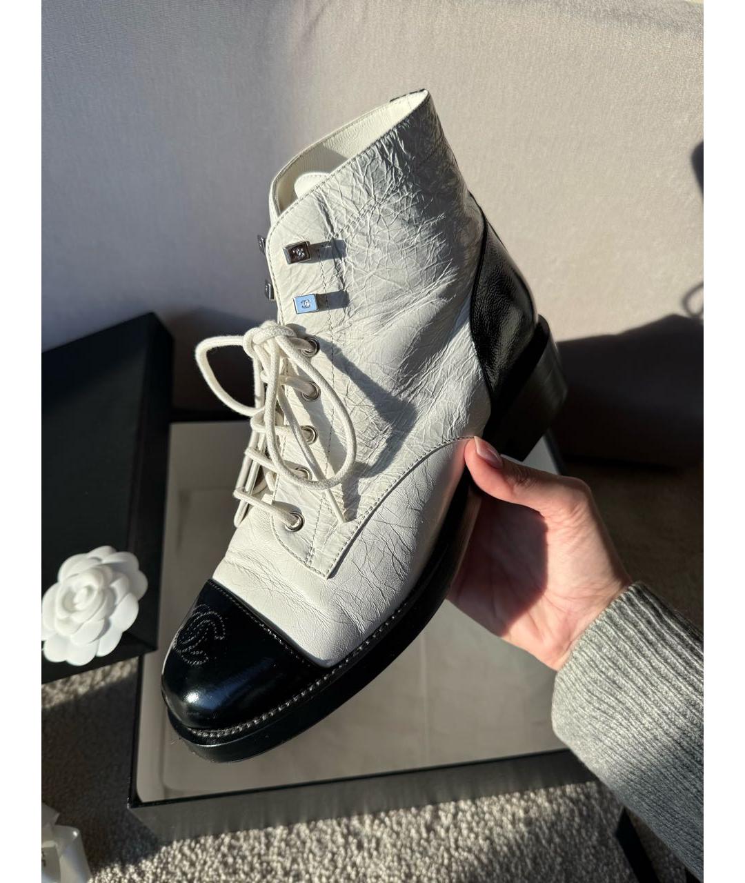 CHANEL Белые ботинки из лакированной кожи, фото 7