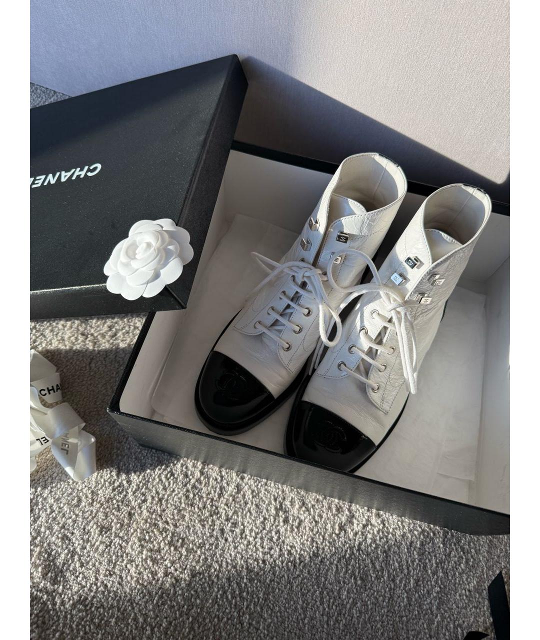 CHANEL Белые ботинки из лакированной кожи, фото 2