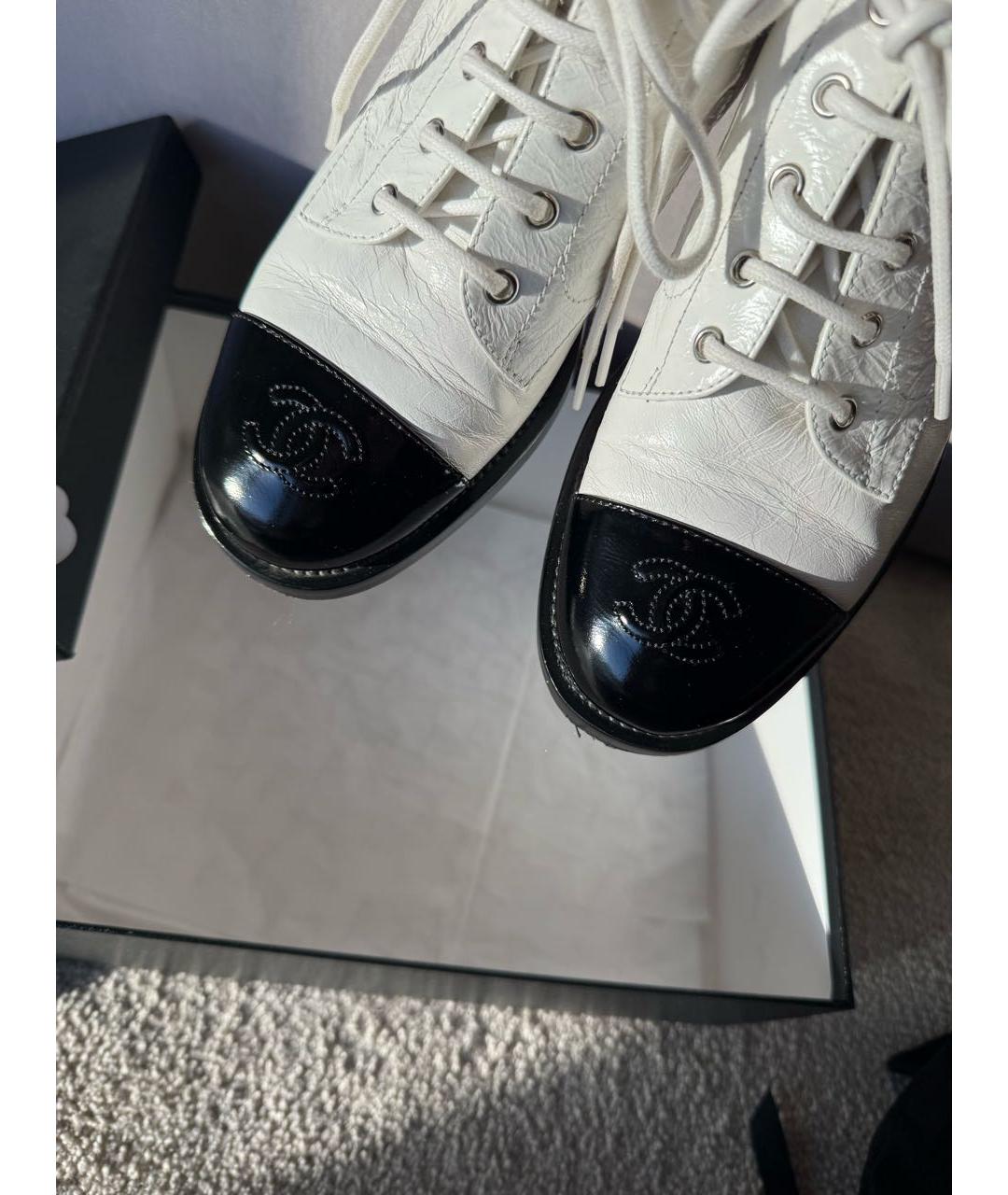 CHANEL Белые ботинки из лакированной кожи, фото 3