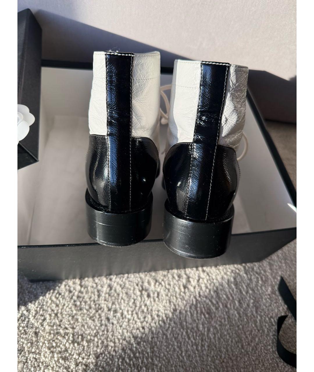 CHANEL Белые ботинки из лакированной кожи, фото 4