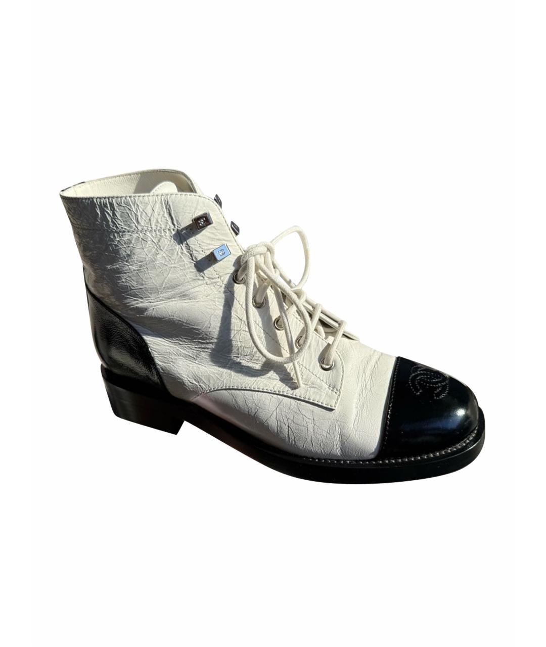 CHANEL Белые ботинки из лакированной кожи, фото 1