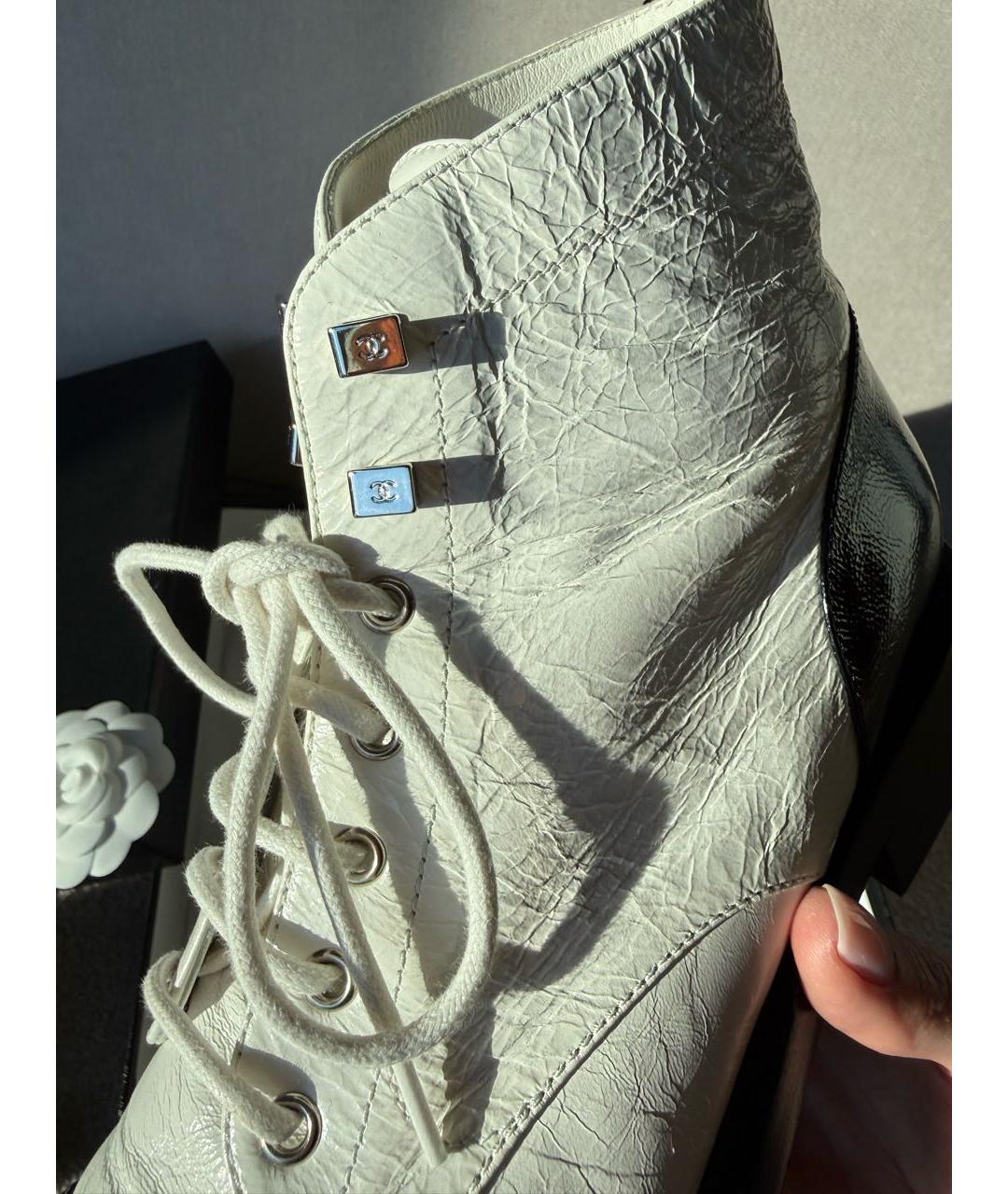 CHANEL Белые ботинки из лакированной кожи, фото 6