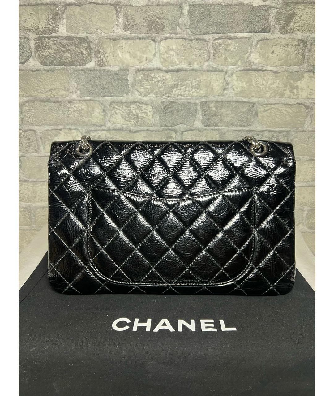 CHANEL Черная сумка через плечо из лакированной кожи, фото 4