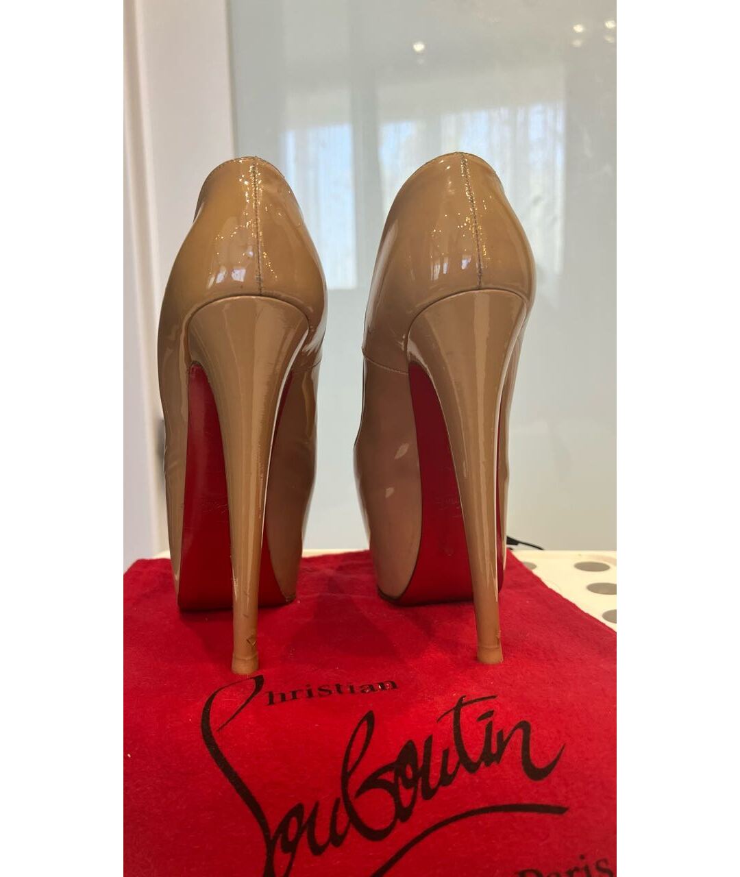 CHRISTIAN LOUBOUTIN Бежевые туфли из лакированной кожи, фото 2