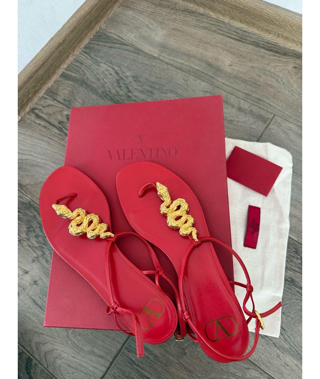 VALENTINO Красные кожаные босоножки, фото 2