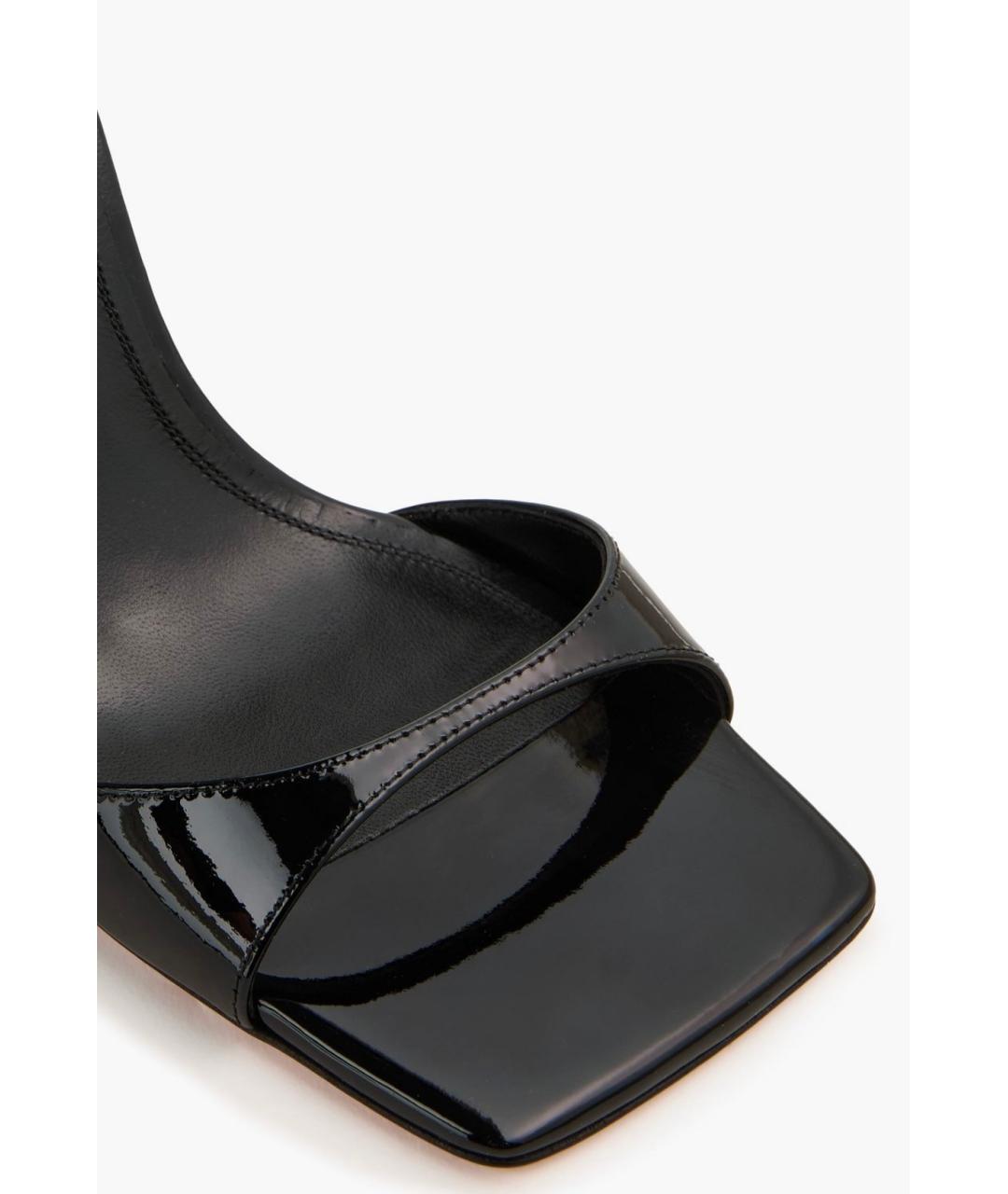 Amina Muaddi Черные босоножки из лакированной кожи, фото 4