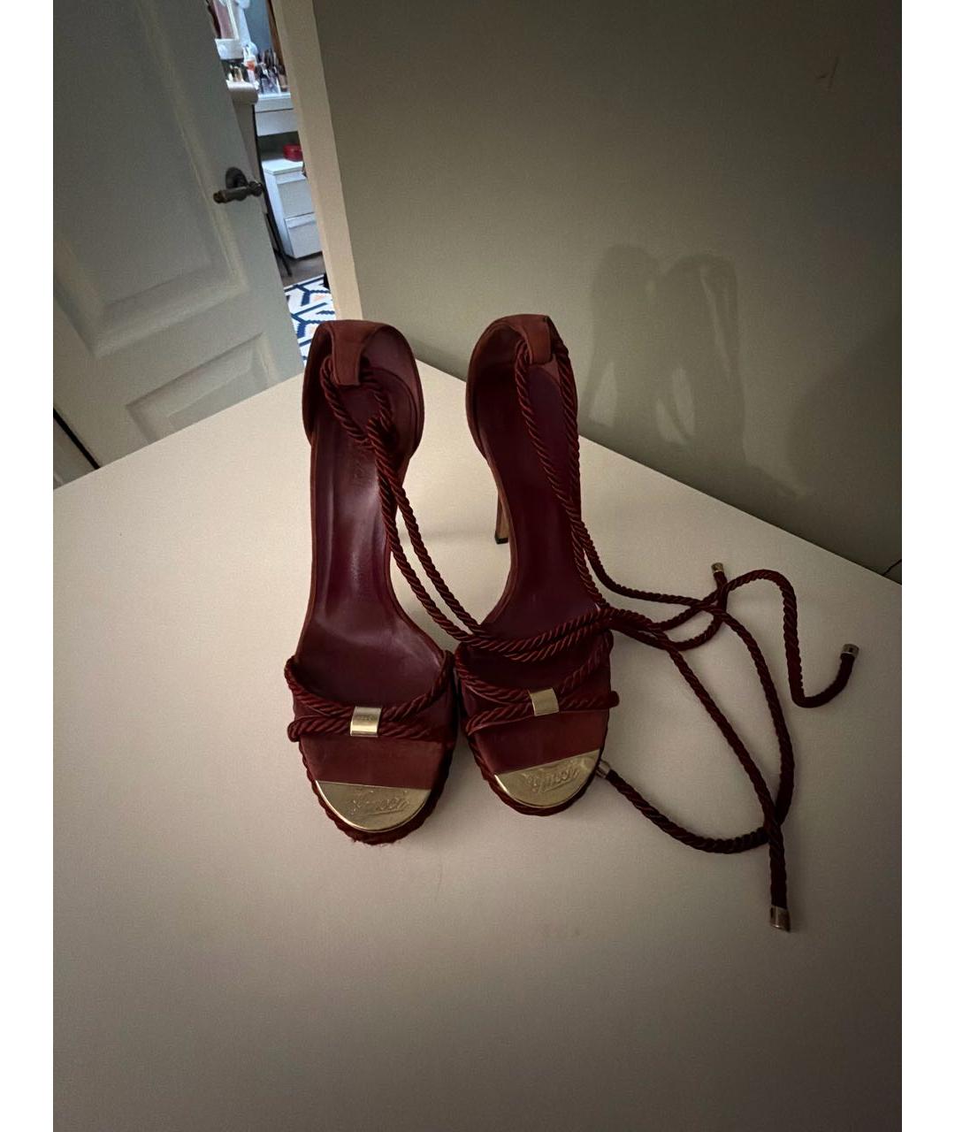 GUCCI Бордовые замшевые босоножки, фото 2