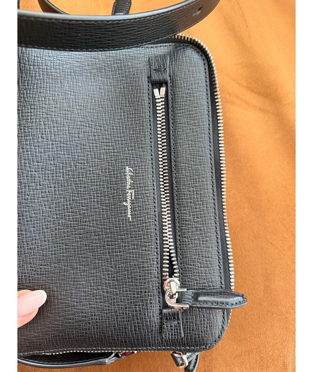 FERRAGAMO Черная кожаная сумка на плечо, фото 6