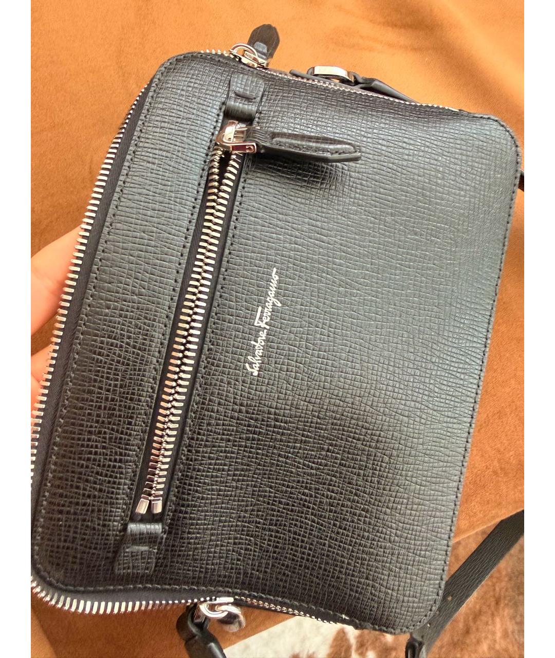 FERRAGAMO Черная кожаная сумка на плечо, фото 2