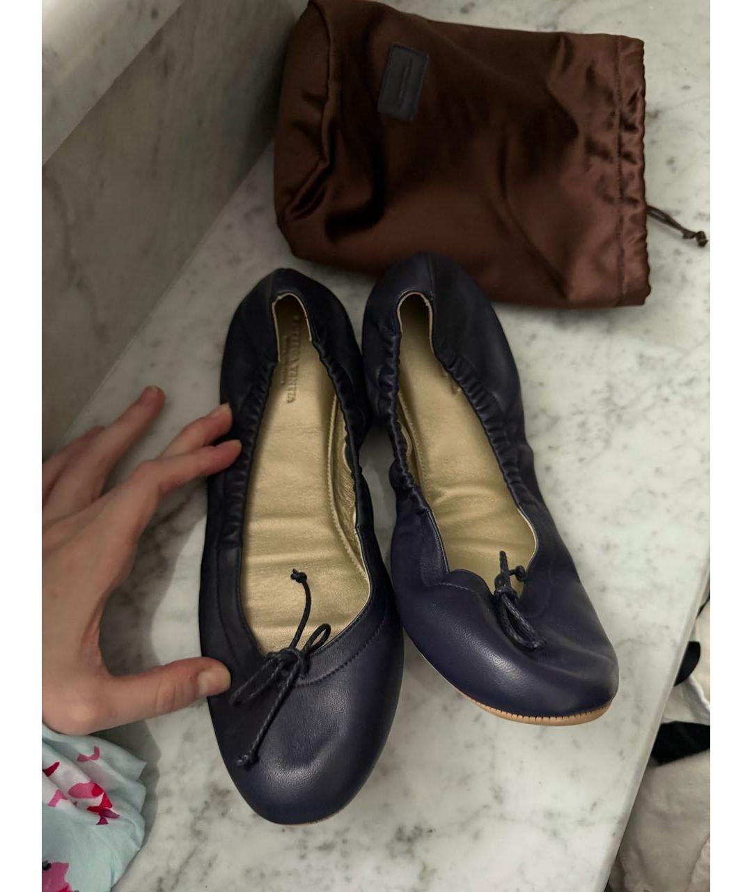 BOTTEGA VENETA Темно-синие кожаные балетки, фото 2