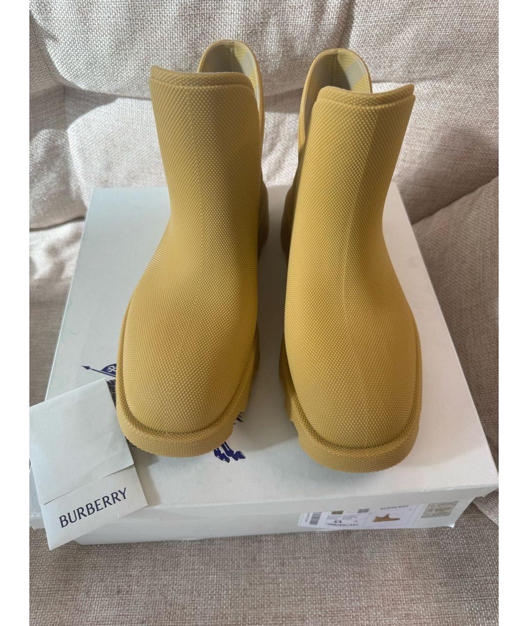 BURBERRY Горчичные резиновые высокие ботинки, фото 2