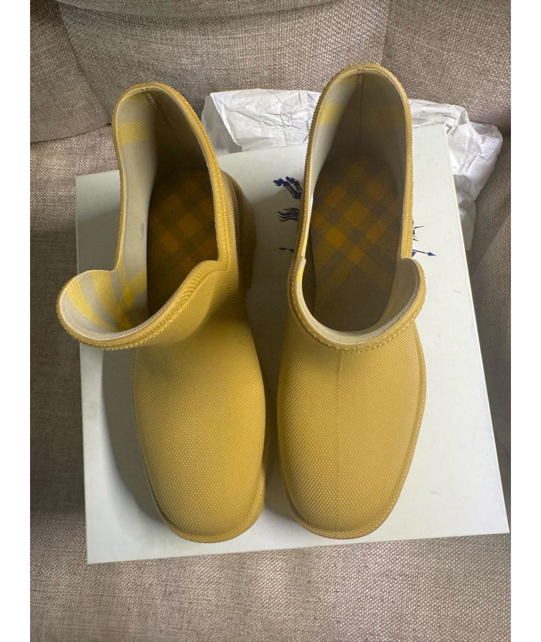 BURBERRY Горчичные резиновые высокие ботинки, фото 3