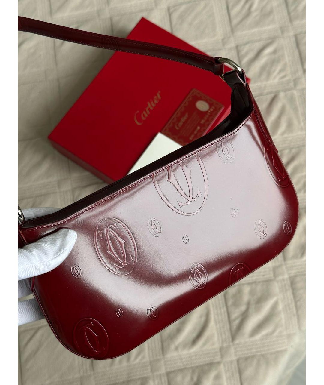 CARTIER Красная сумка с короткими ручками из лакированной кожи, фото 2