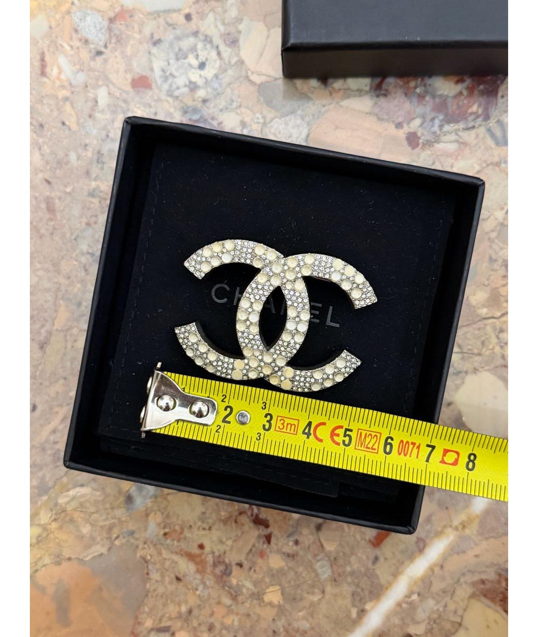 CHANEL Белая металлическая булавка / брошь, фото 5