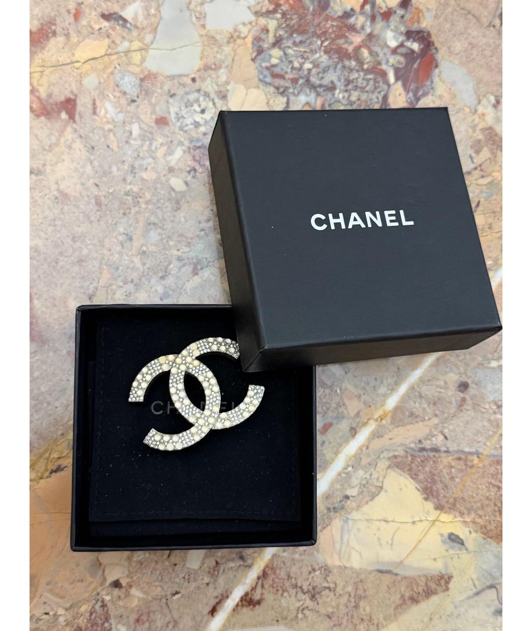 CHANEL Белая металлическая булавка / брошь, фото 2