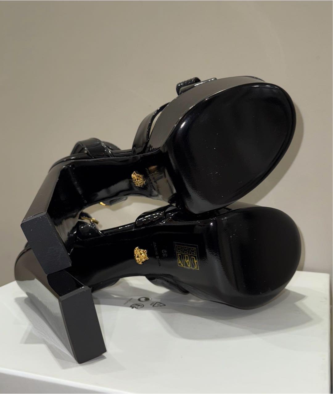 VERSACE Черные босоножки из лакированной кожи, фото 5