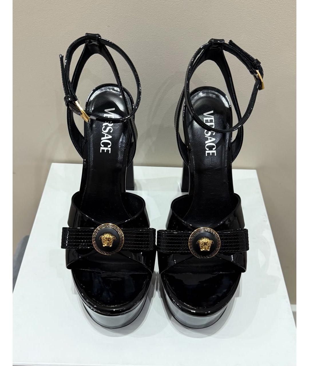 VERSACE Черные босоножки из лакированной кожи, фото 2