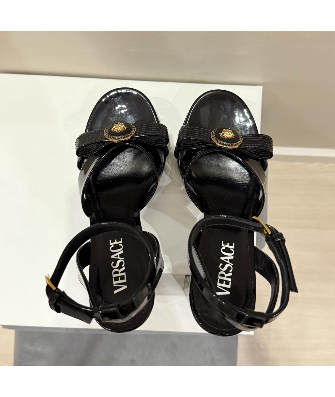 VERSACE Черные босоножки из лакированной кожи, фото 3