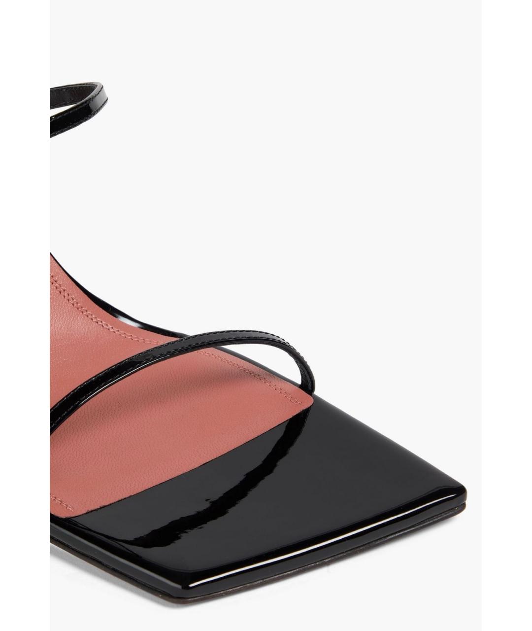 Amina Muaddi Черные босоножки из лакированной кожи, фото 4