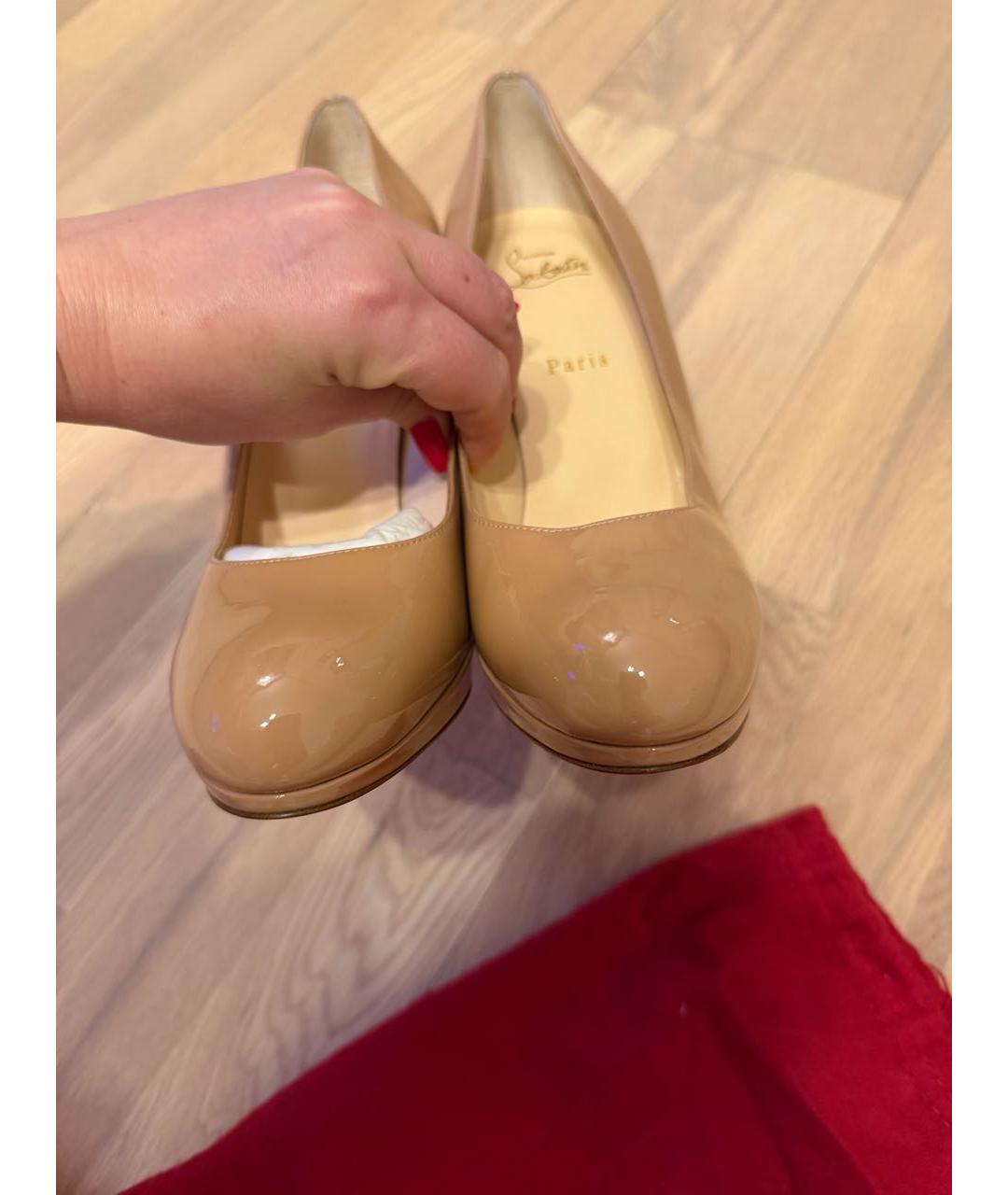 CHRISTIAN LOUBOUTIN Бежевые туфли из лакированной кожи, фото 4