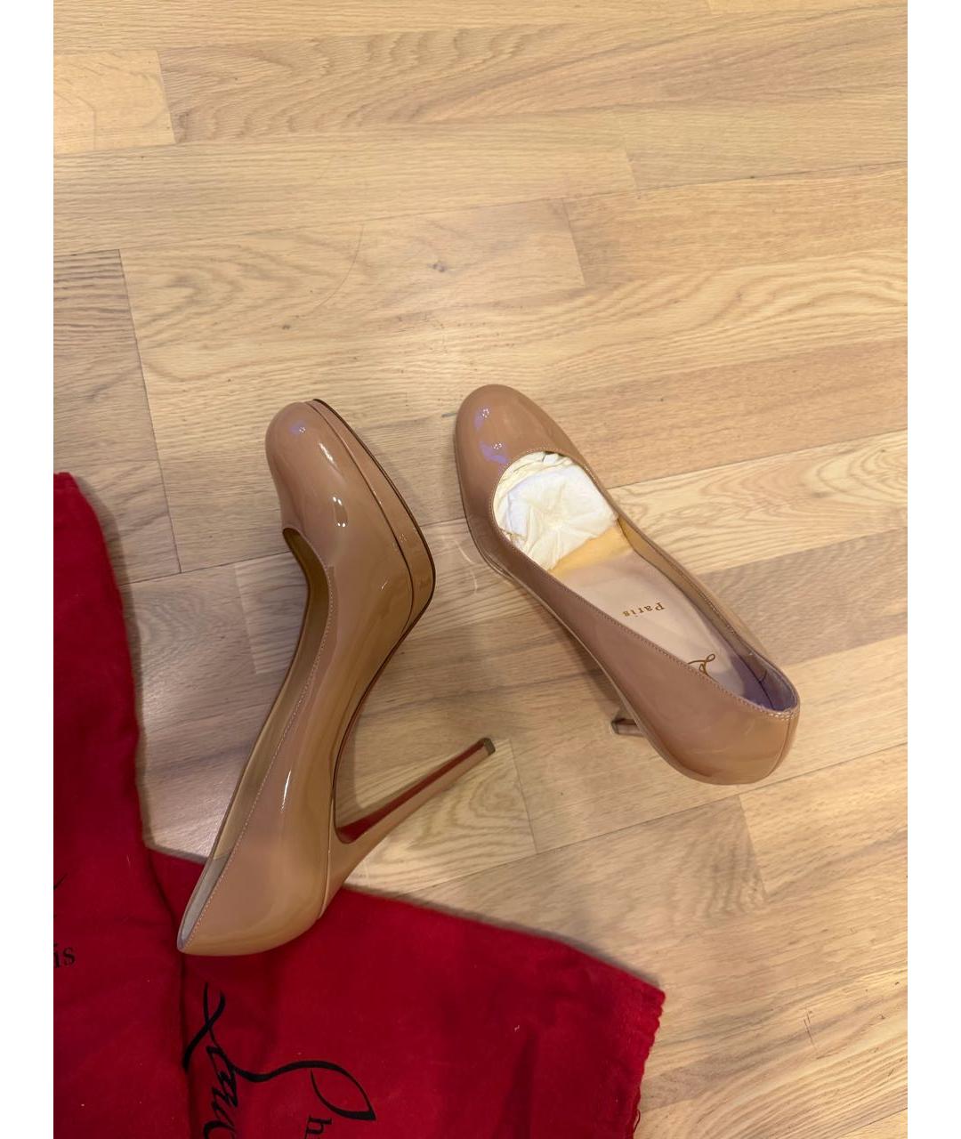 CHRISTIAN LOUBOUTIN Бежевые туфли из лакированной кожи, фото 7