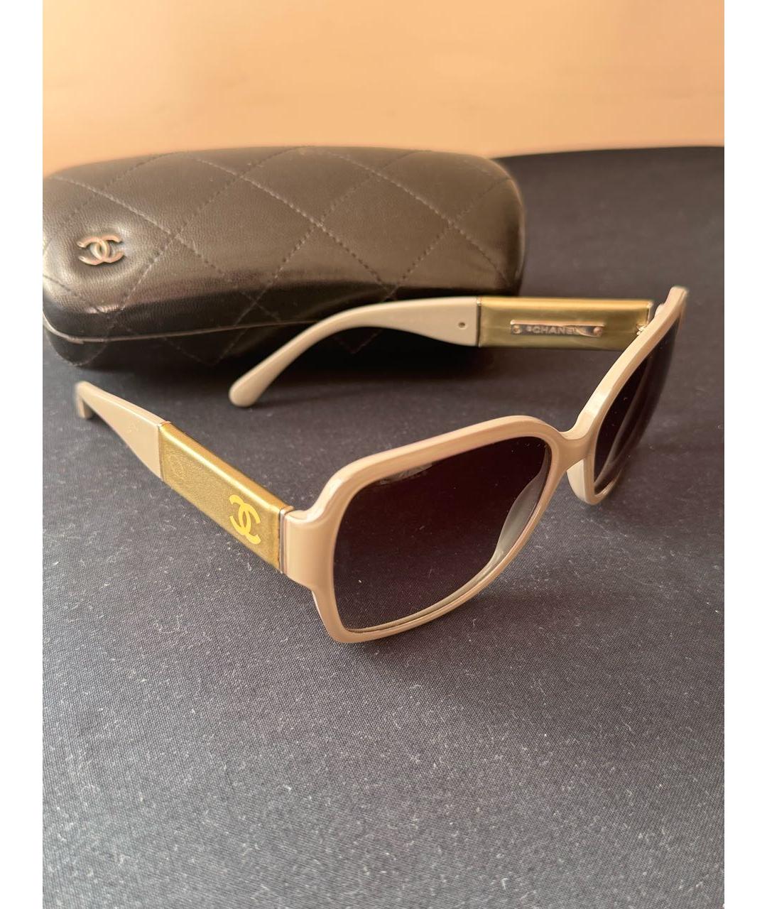 CHANEL Бежевые пластиковые солнцезащитные очки, фото 2