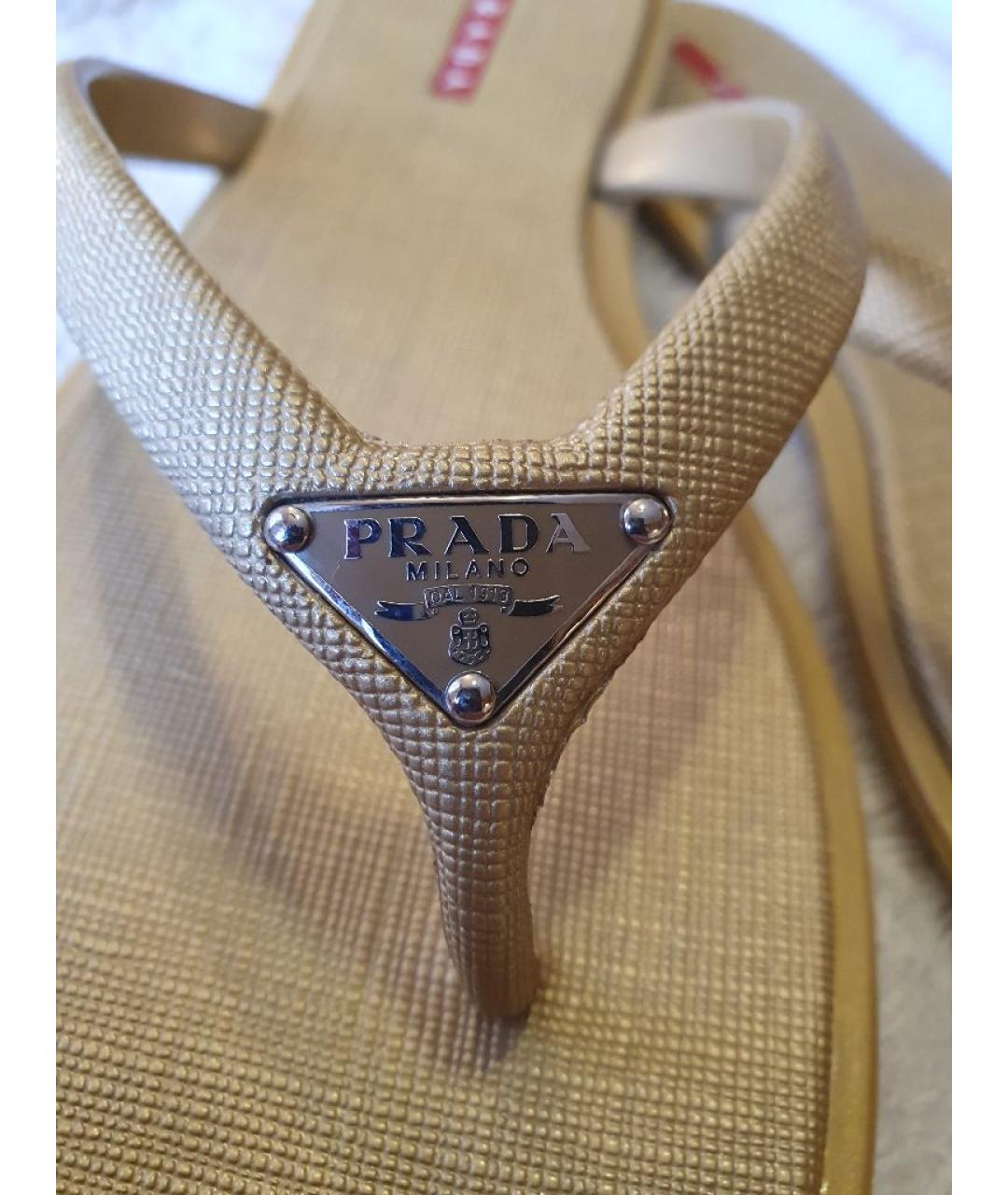 PRADA Золотые резиновые шлепанцы, фото 6