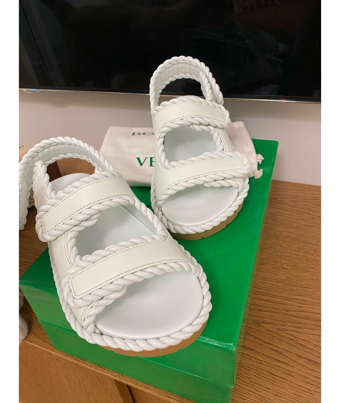 BOTTEGA VENETA Белые кожаные сандалии, фото 3