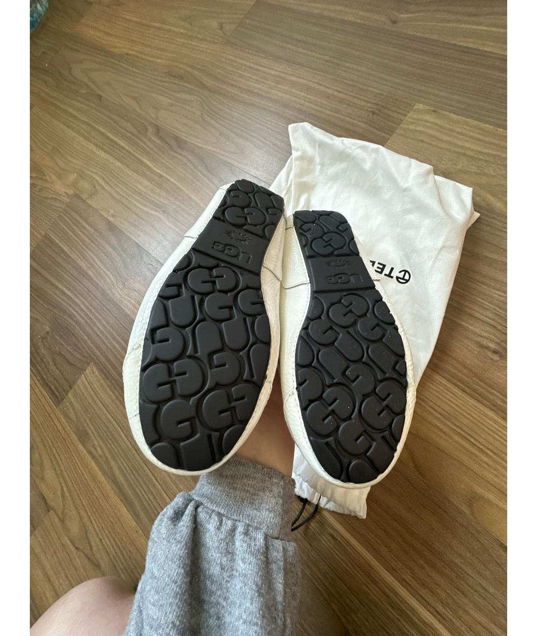 UGG AUSTRALIA Белые мокасины из лакированной кожи, фото 3