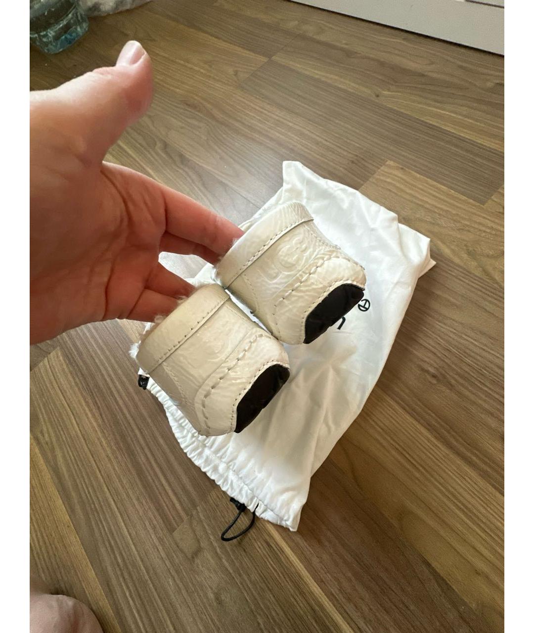 UGG AUSTRALIA Белые мокасины из лакированной кожи, фото 4