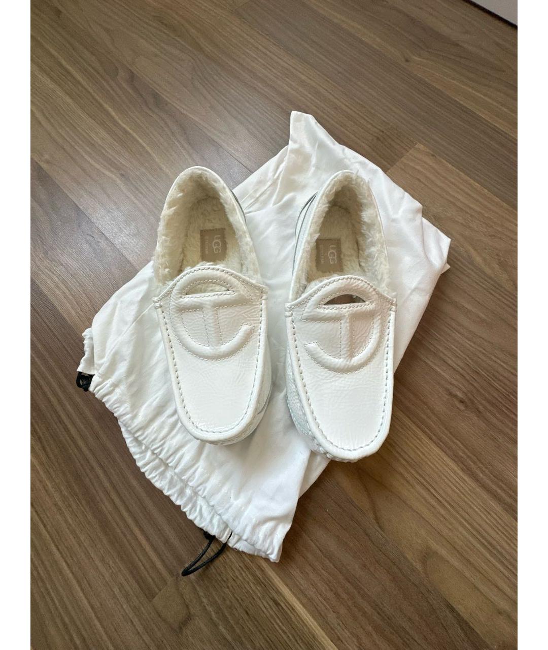 UGG AUSTRALIA Белые мокасины из лакированной кожи, фото 2