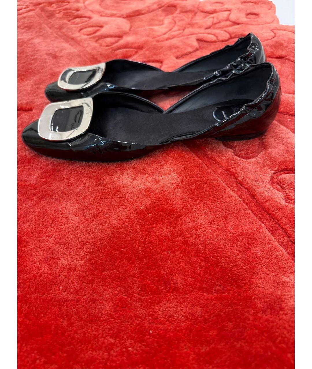 ROGER VIVIER Черные балетки из лакированной кожи, фото 7