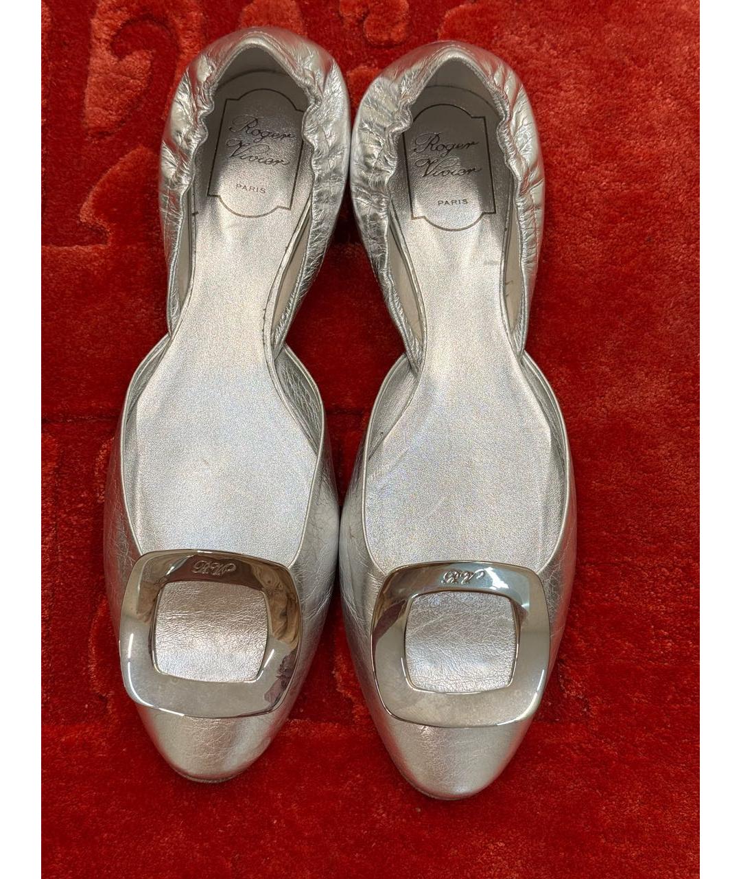 ROGER VIVIER Серебряные кожаные лодочки на низком каблуке, фото 4