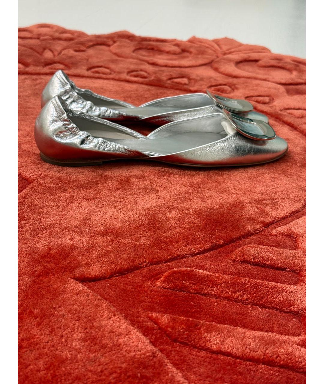ROGER VIVIER Серебряные кожаные лодочки на низком каблуке, фото 5