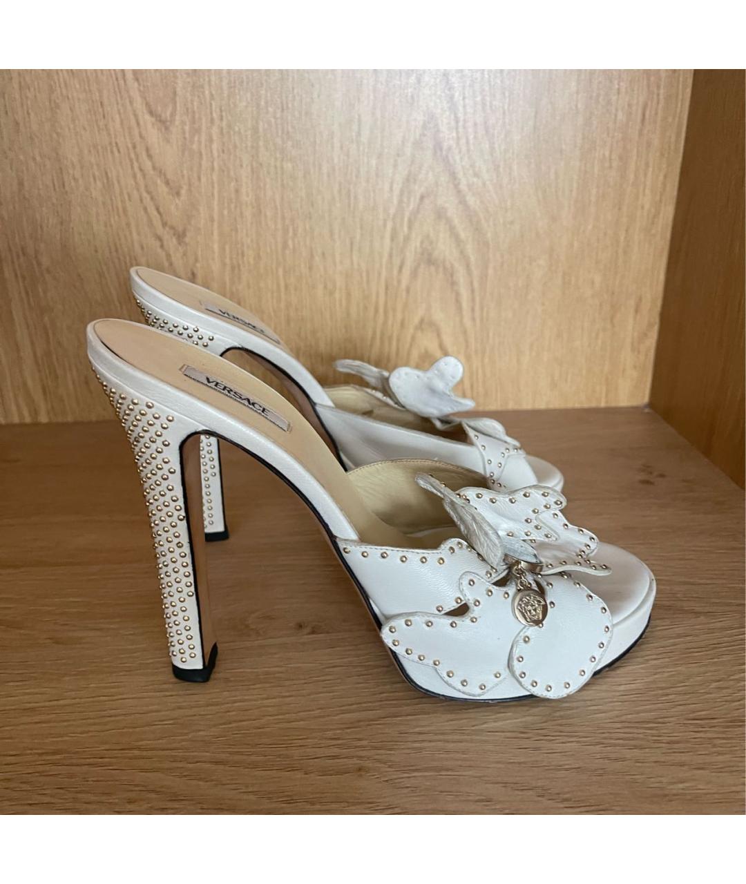 VERSACE Бежевые кожаные босоножки, фото 6