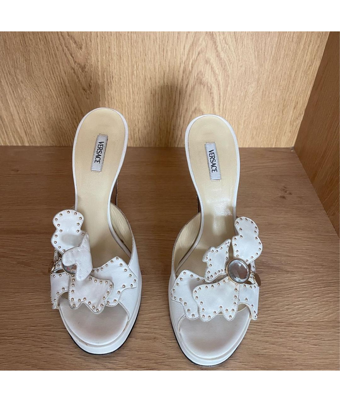 VERSACE Бежевые кожаные босоножки, фото 2