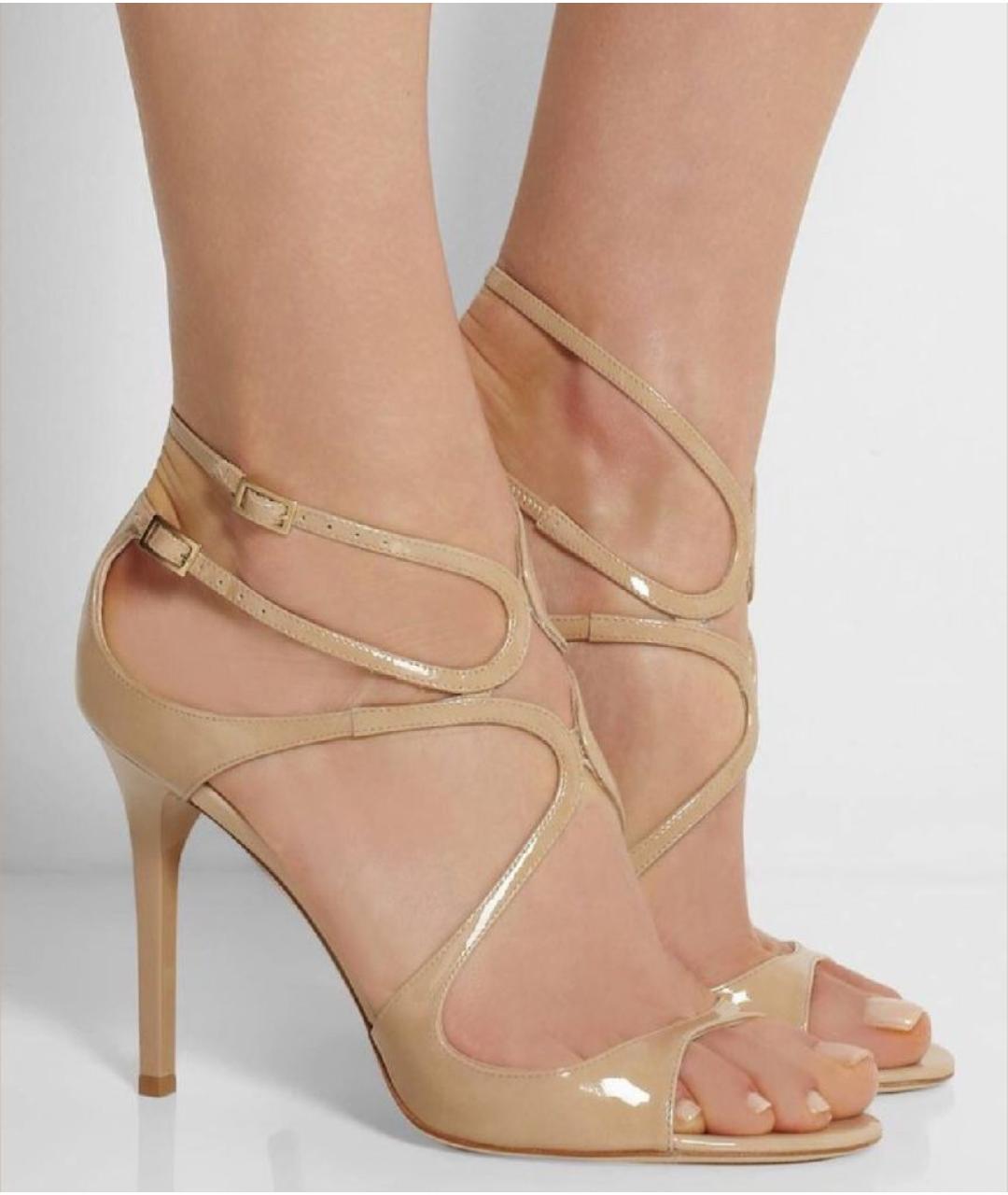 JIMMY CHOO Бежевые босоножки из лакированной кожи, фото 4