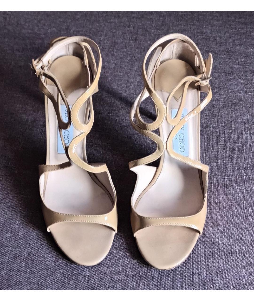 JIMMY CHOO Бежевые босоножки из лакированной кожи, фото 5