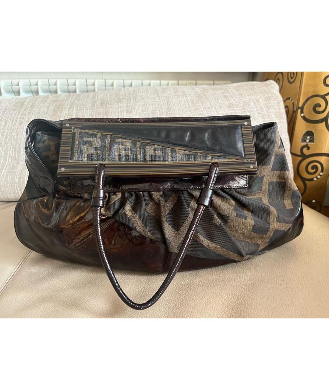 FENDI Коричневая сумка с короткими ручками из лакированной кожи, фото 9