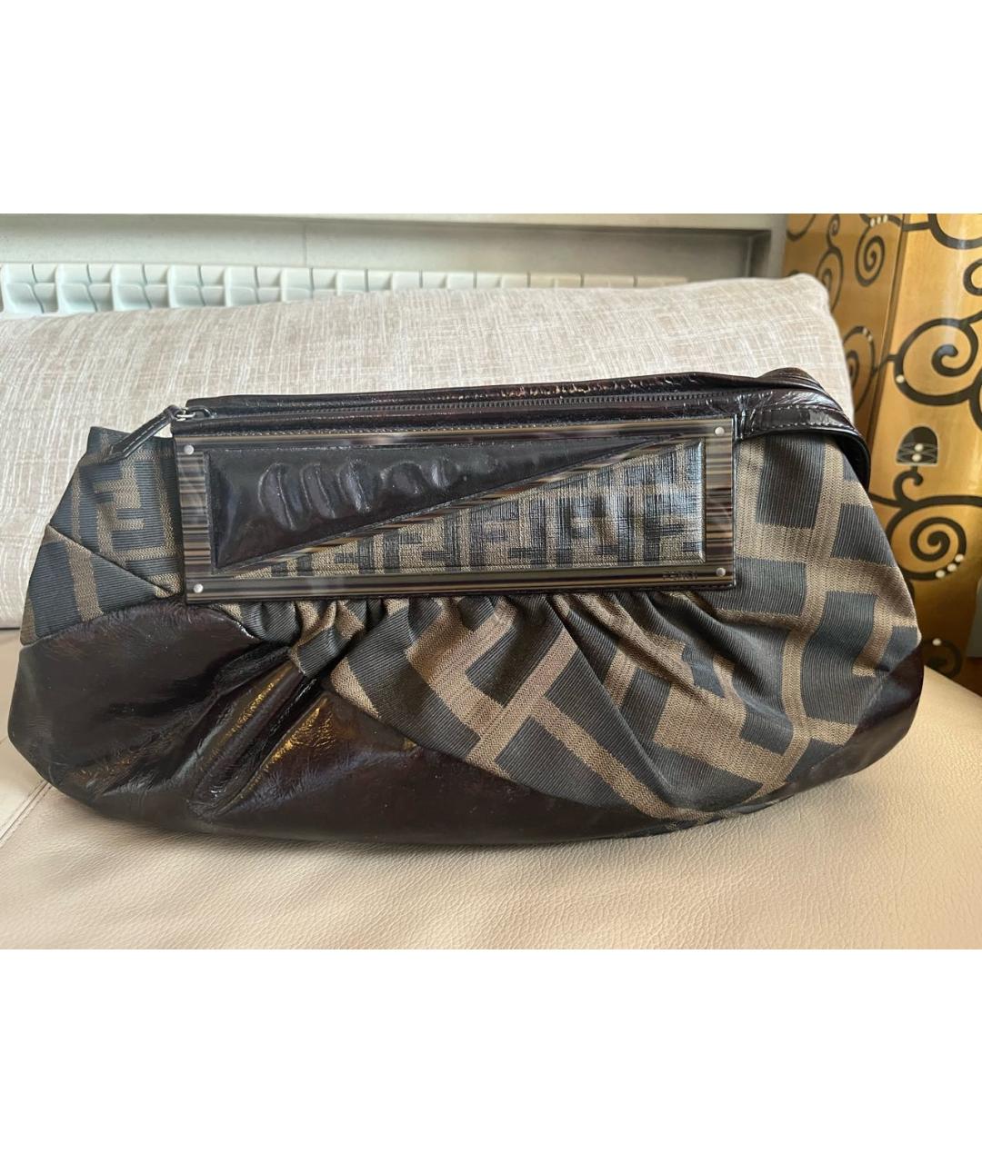 FENDI Коричневая сумка с короткими ручками из лакированной кожи, фото 2