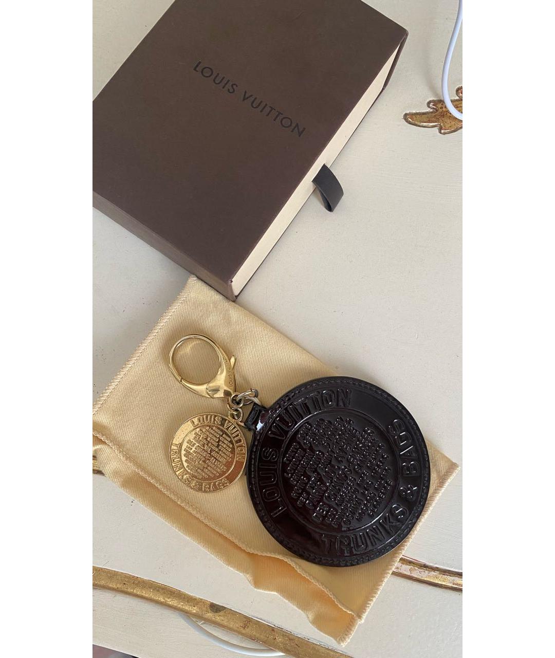 LOUIS VUITTON Бордовый брелок, фото 3